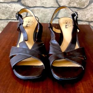 Life stride sandals in size 8